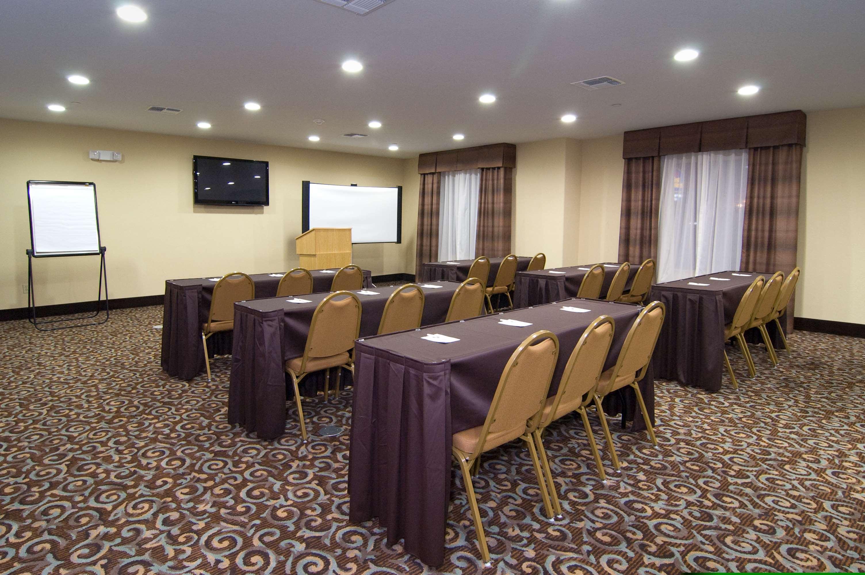 Best Western Bastrop Pines Inn Бізнес фото